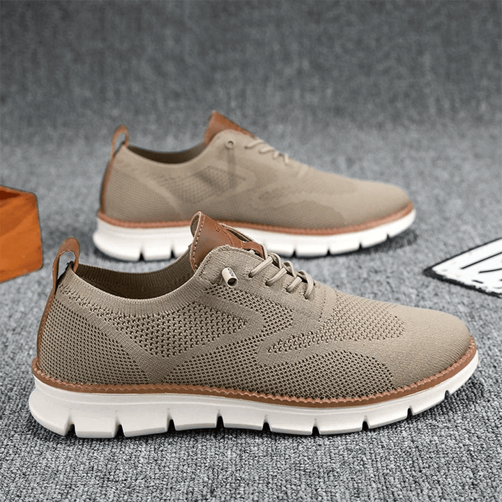 Zwarte moderne herensneakers met robuuste zool, comfortabel en stijlvol voor dagelijks gebruik.