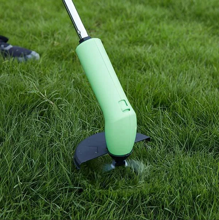 Taavita draadloze mini grastrimmer in actie tijdens het trimmen van gras