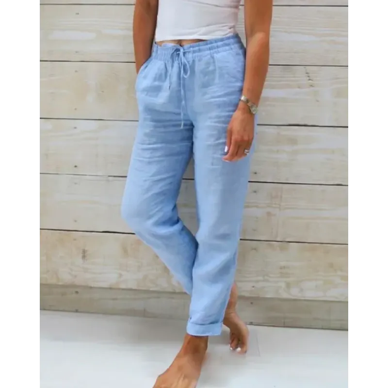 Emma stijlvolle damesbroek in het blauw getoond op een model