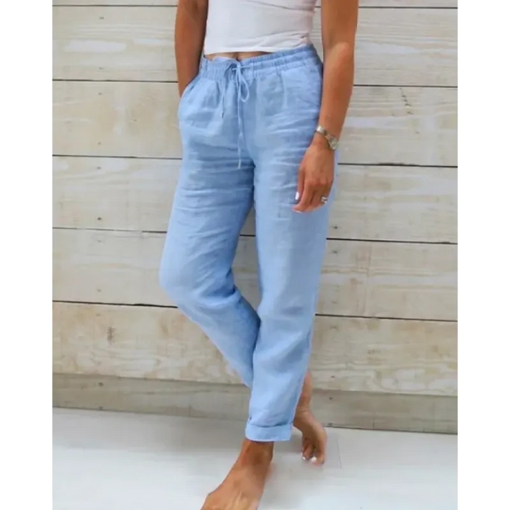 Emma stijlvolle damesbroek in het blauw getoond op een model