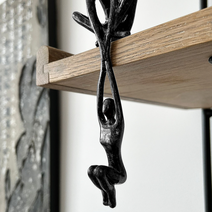 Romantisch liefdesbeeldje, ideaal jubileum cadeau voor koppels. Een moderne kunstbeeldje voor een tijdloos relatiegeschenk.