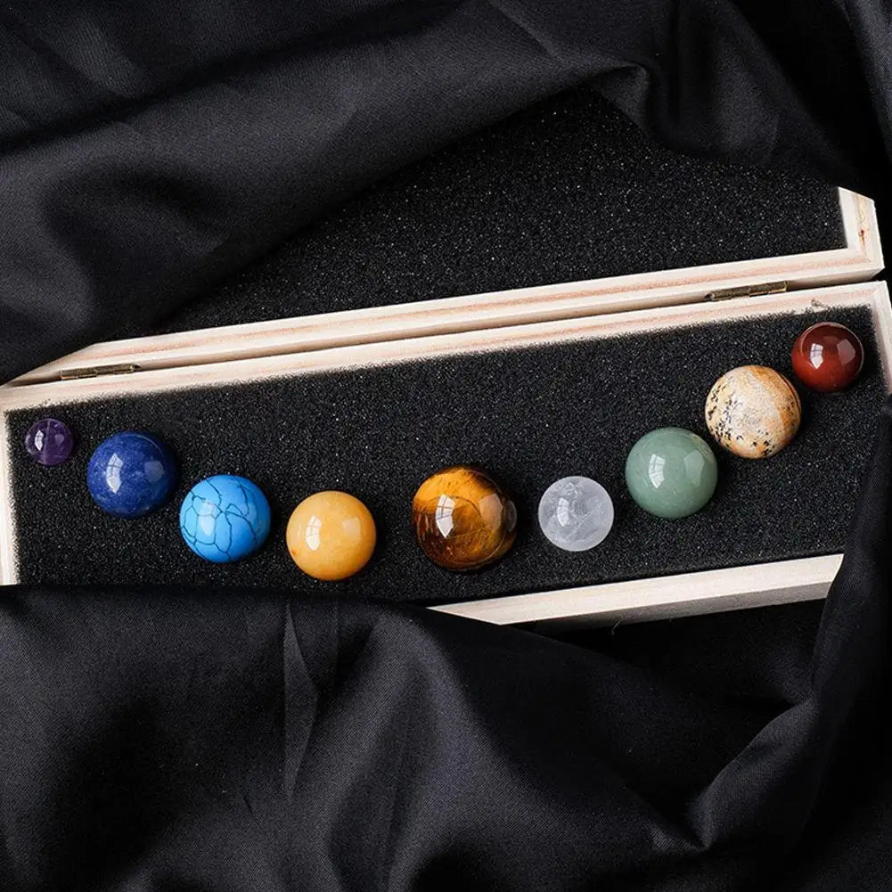 Zonnestelsel decoratie van echte edelstenen bollen. Kristallen planeten set voor spirituele healing en wellness.