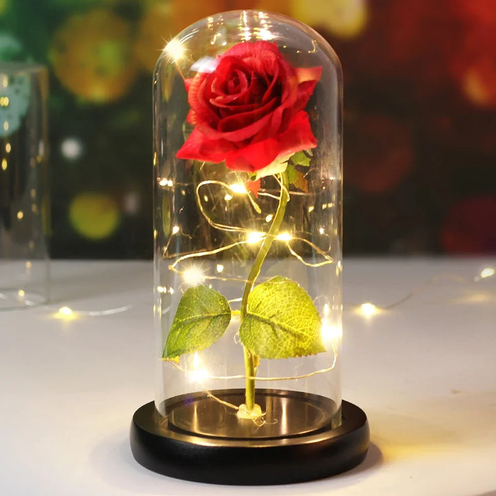 Romantische rozen LED tafellamp onder glazen stolp, ideaal als interieur decoratie.