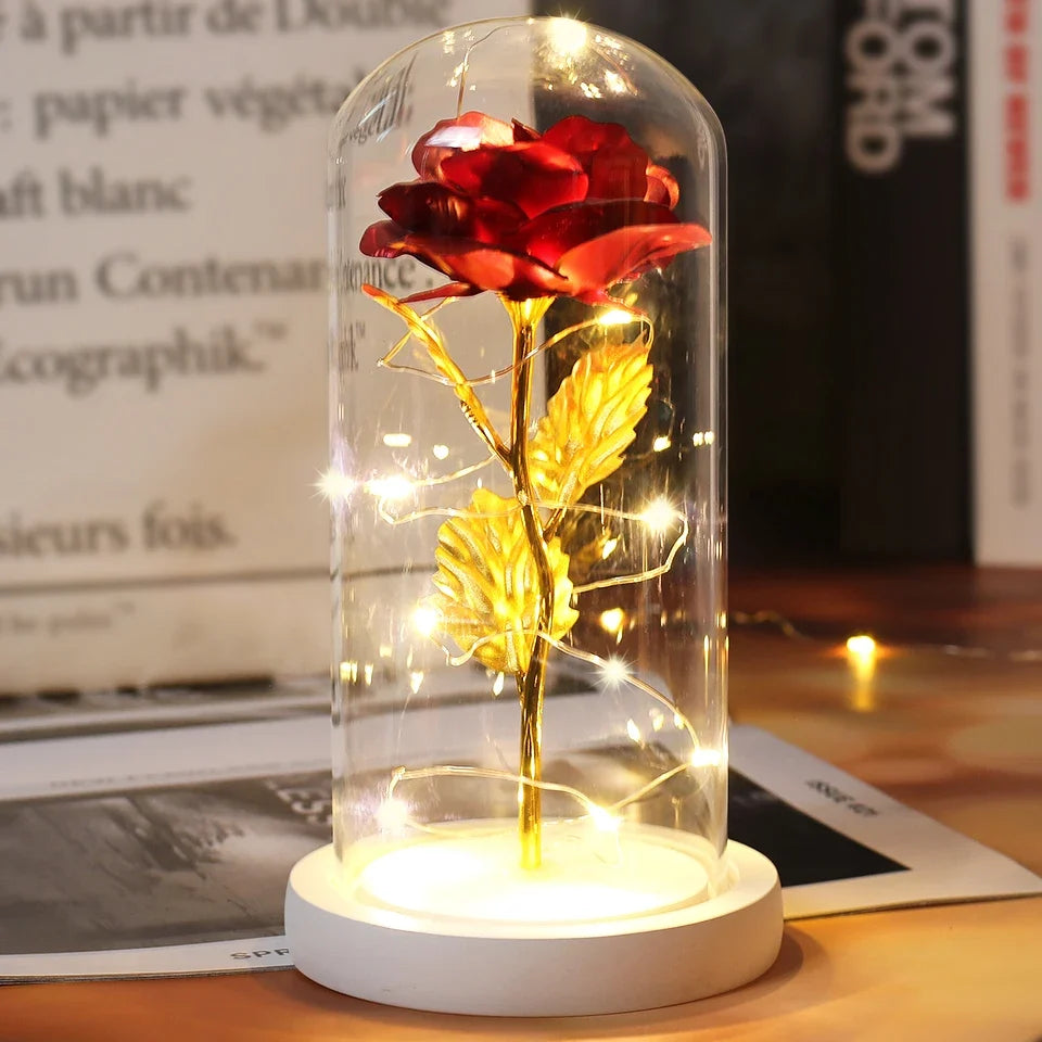 Decoratieve roos LED lamp in glazen stolp, creëert een romantische sfeer.