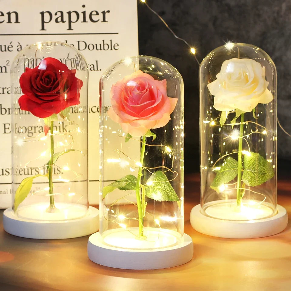 Elegante glazen stolp met LED verlichte roos, perfect als tafellamp en decoratie.