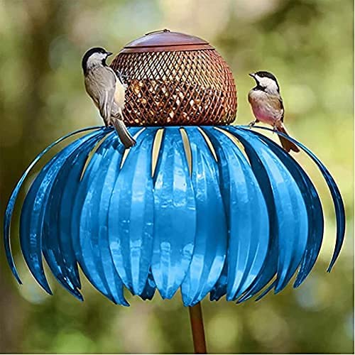 Praktische vogelvoeder én tuindecoratie; de bloemvormige metalen voederplaats buiten.