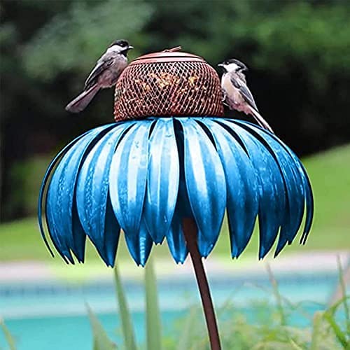 Vogelhuisje met bloemmotief, dient als voederplaats en sfeervolle tuindecoratie buiten.