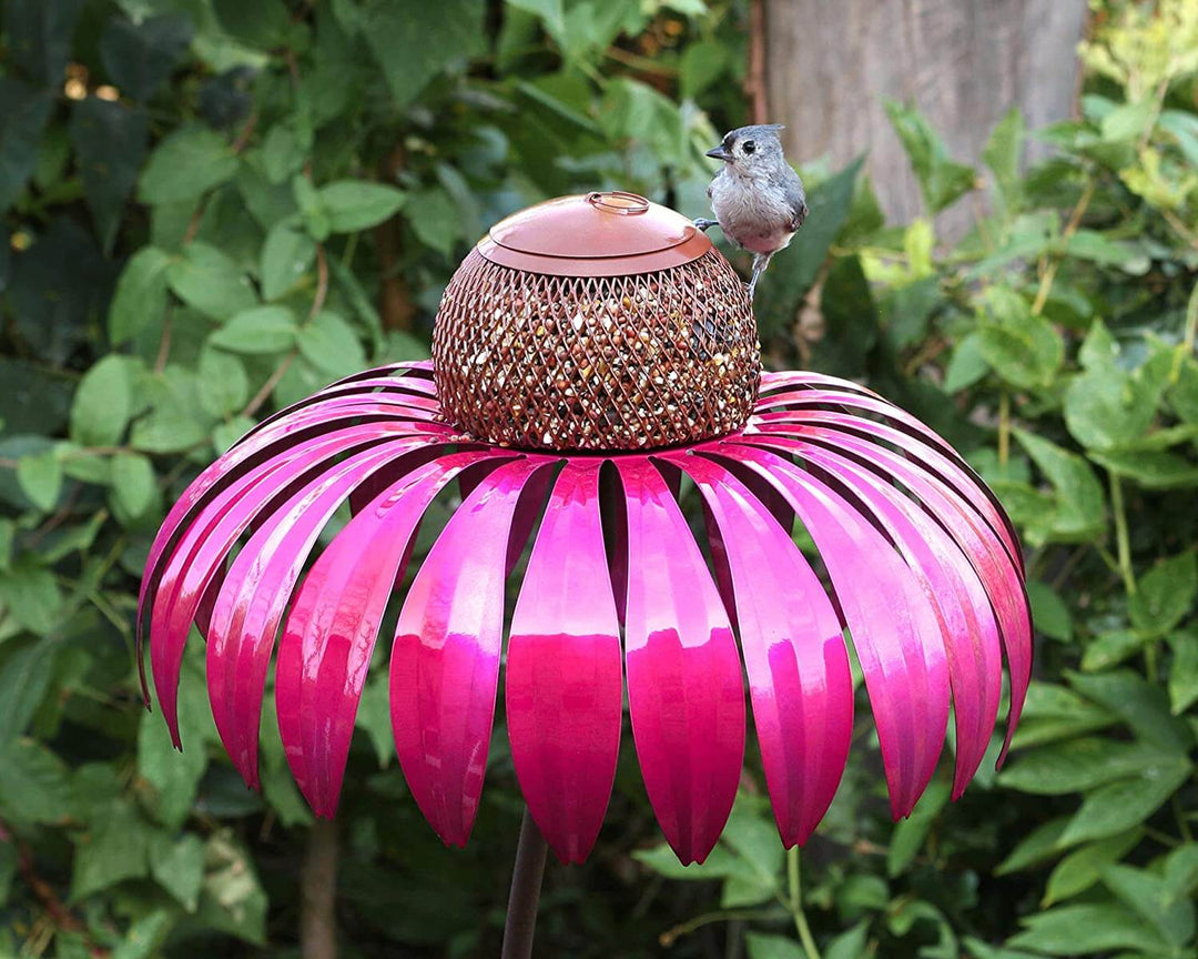 Breng leven in uw tuin met deze decoratieve bloem vogelvoeder van duurzaam metaal.