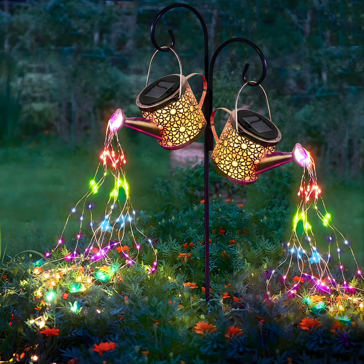 Detailopname van een decoratieve zonnelamp met sfeervol warm wit licht voor de tuin.