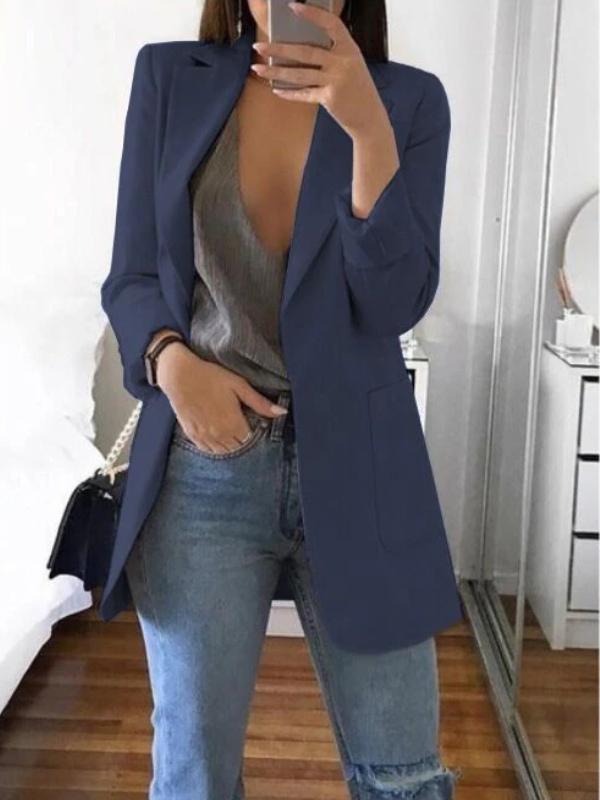 Khaki Slim-Fit Blazer Katie gedragen door een model, casual en stijlvol.