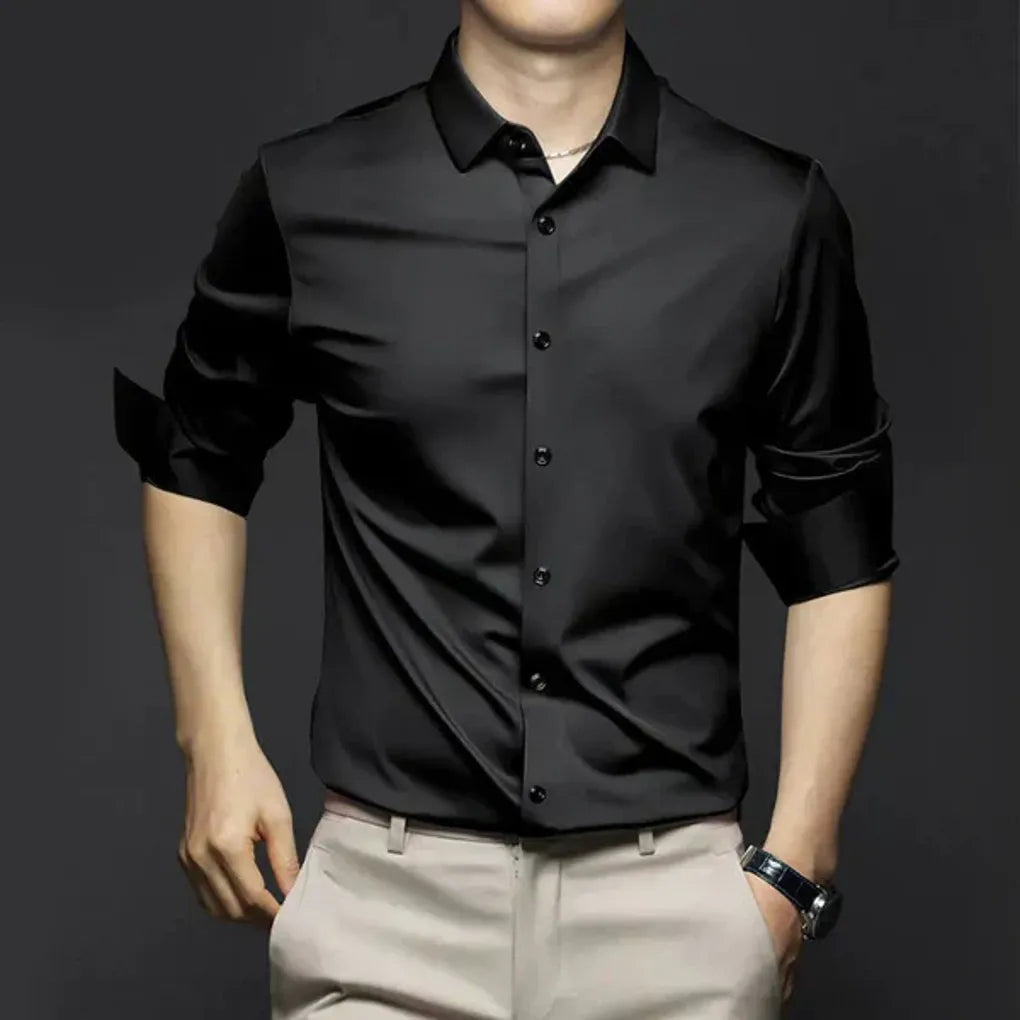Detail van kreukvrije stof van het stijlvolle herenoverhemd, ideaal voor een frisse, onderhoudsarme look.