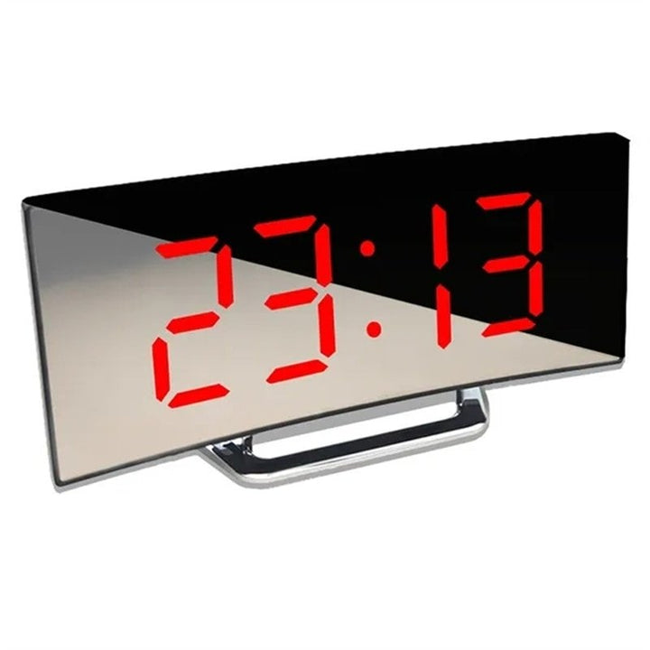 Digitale wekker met gebogen LED display, witte behuizing en temperatuurweergave voor slaapkamer.