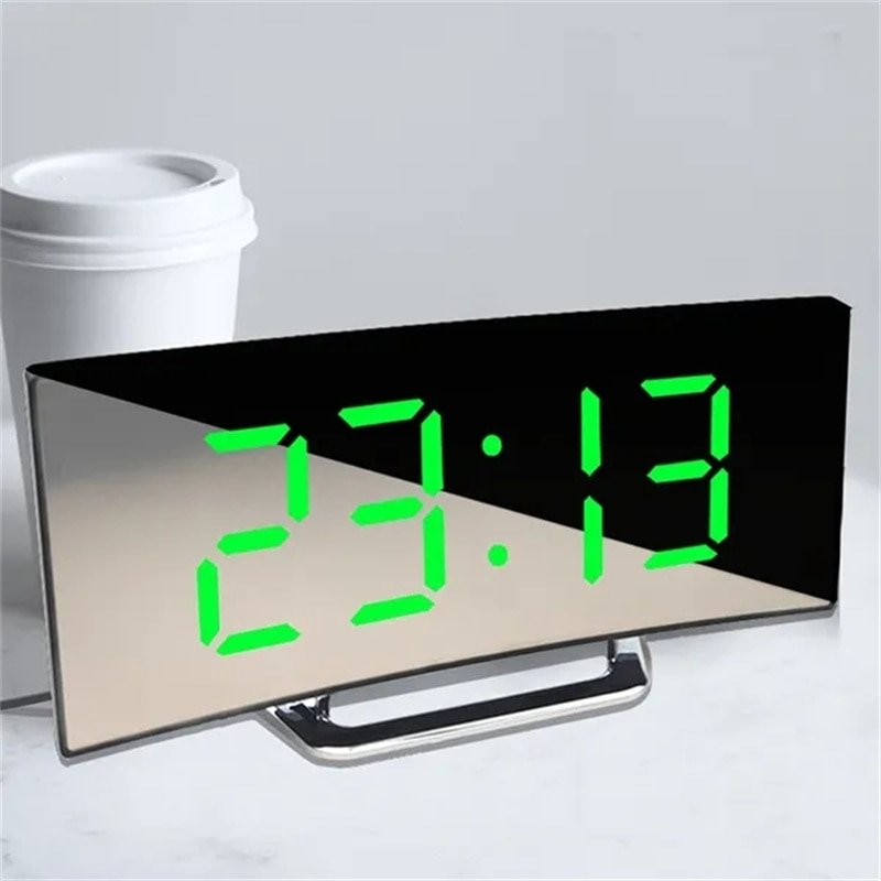 Moderne digitale klok met helder gebogen LED display, snooze functie en temperatuurweergave.