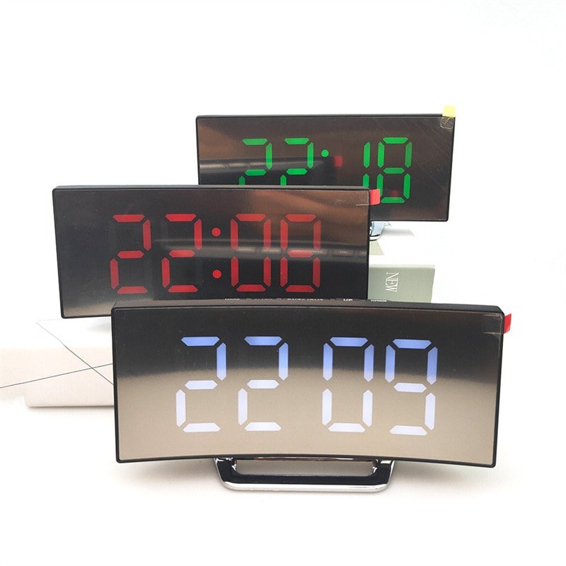 Stijlvolle digitale wekker met gebogen scherm, toont tijd, temperatuur en heeft nachtmodus.