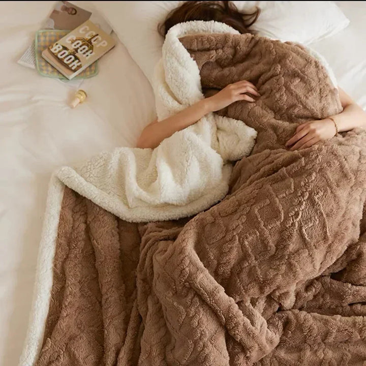 Dikke winterdeken van lamswol en fleece voor ultiem warm comfort in slaapkamer of op bank.