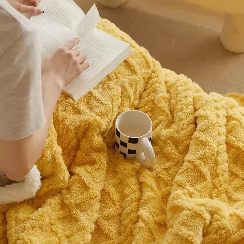Hoogwaardige WarmWool deken: dikke lamswol en fleece voor extra warmte en luxe.