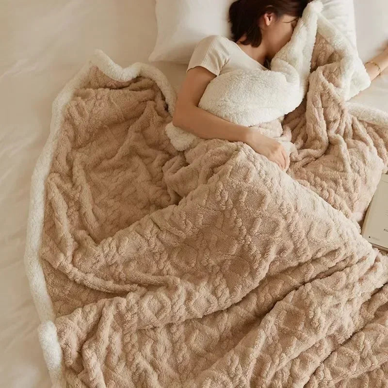 Comfortabele woondeken van lamswol en fleece, ideaal voor koude winteravonden thuis.