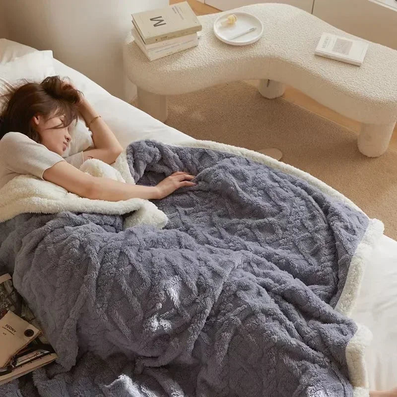 Zachte, dikke winterdeken van lamswol en fleece, perfect voor een warme slaapkamer.