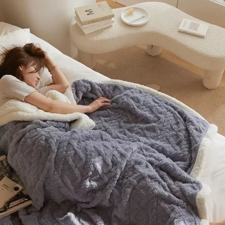 Zachte, dikke winterdeken van lamswol en fleece, perfect voor een warme slaapkamer.