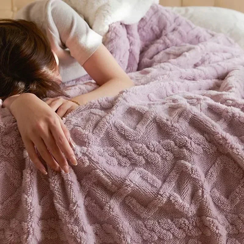 Decoratieve én functionele deken: lamswol & fleece winterdeken voor warmte en sfeer.