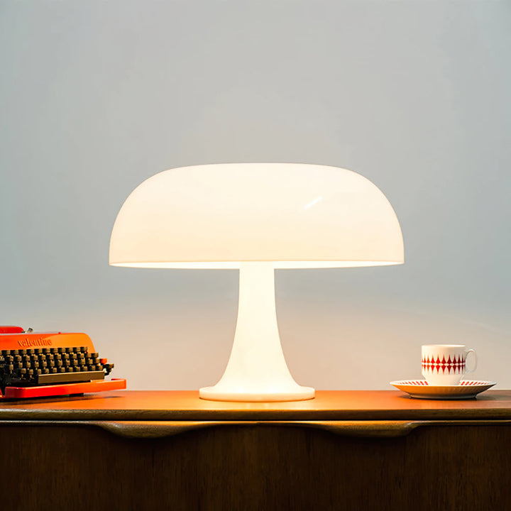 Witte Bauhaus tafellamp met USB, dimbaar, perfect voor een strakke look op je bureau.