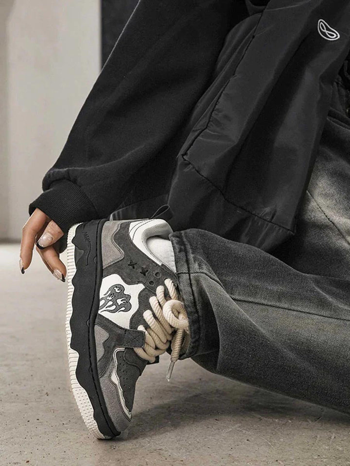 Persoon draagt de comfortabele skate schoenen met casual denim.