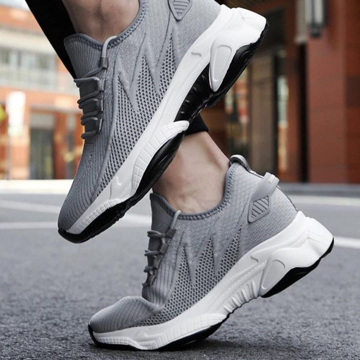 Zwarte verhogende herensneakers, perfect voor zakelijk casual en vrijetijd; geeft discrete lengte.