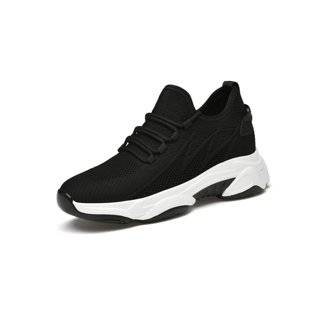 Zijzicht van discrete grijze herensneakers die onopvallend lengte toevoegen voor een stijlvolle look.