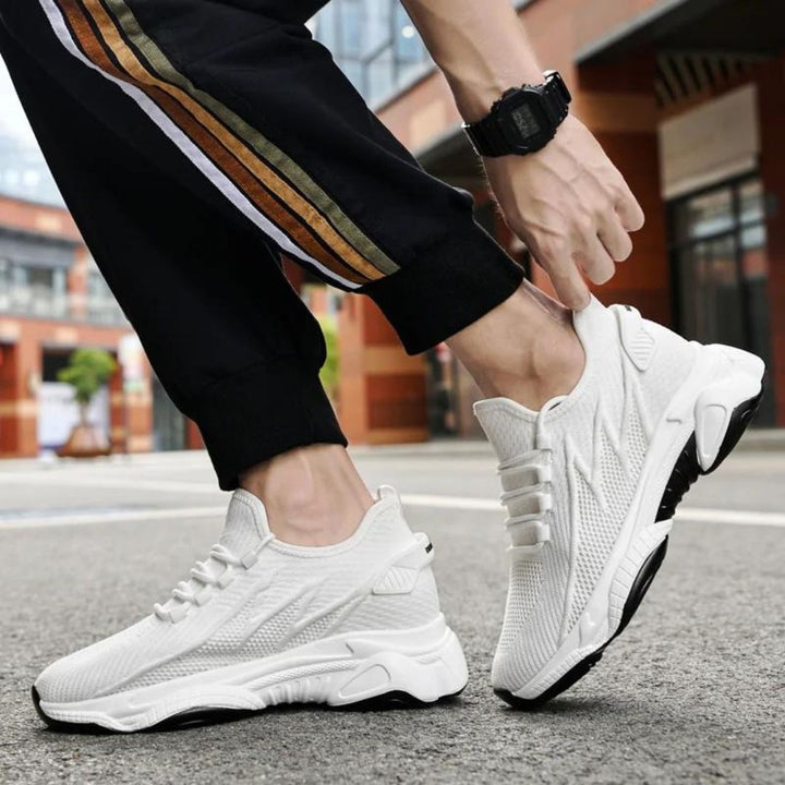 Vooraanzicht van elegante zwarte verhogende herenschoenen, perfect voor een zelfverzekerde uitstraling.