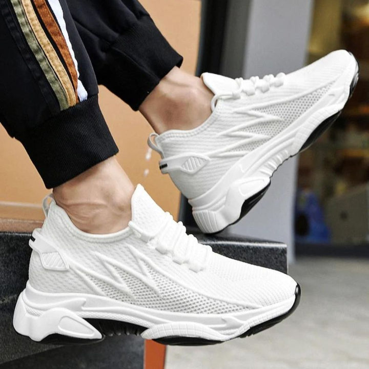 Hoogwaardige witte herensneakers met discrete hoogteverhoging; comfortabel en modern voor dagelijks gebruik.