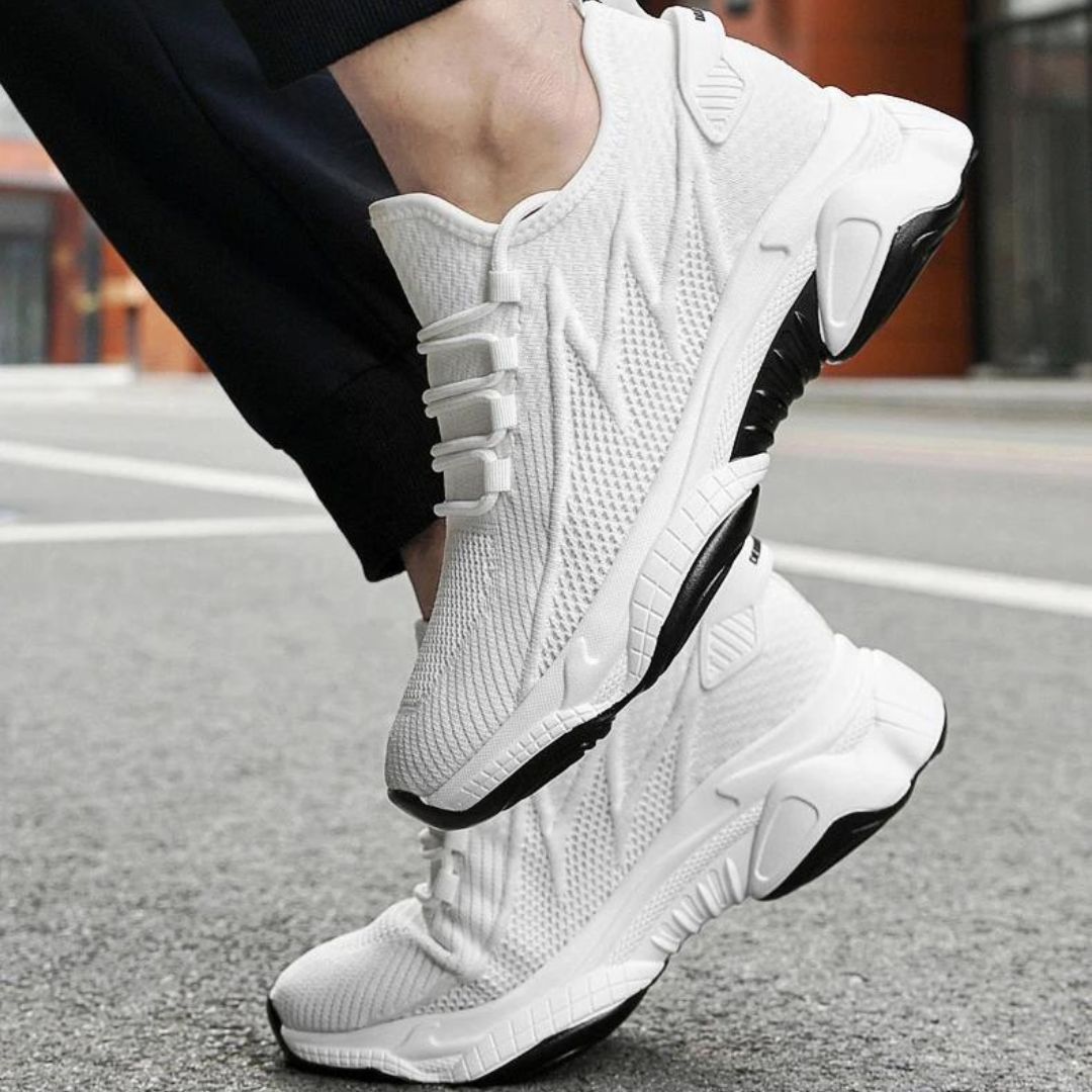 Man draagt stijlvolle grijze verhogende sneakers, toont comfort en extra lengte bij zakelijke casual kleding.