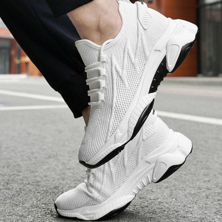 Man draagt stijlvolle grijze verhogende sneakers, toont comfort en extra lengte bij zakelijke casual kleding.