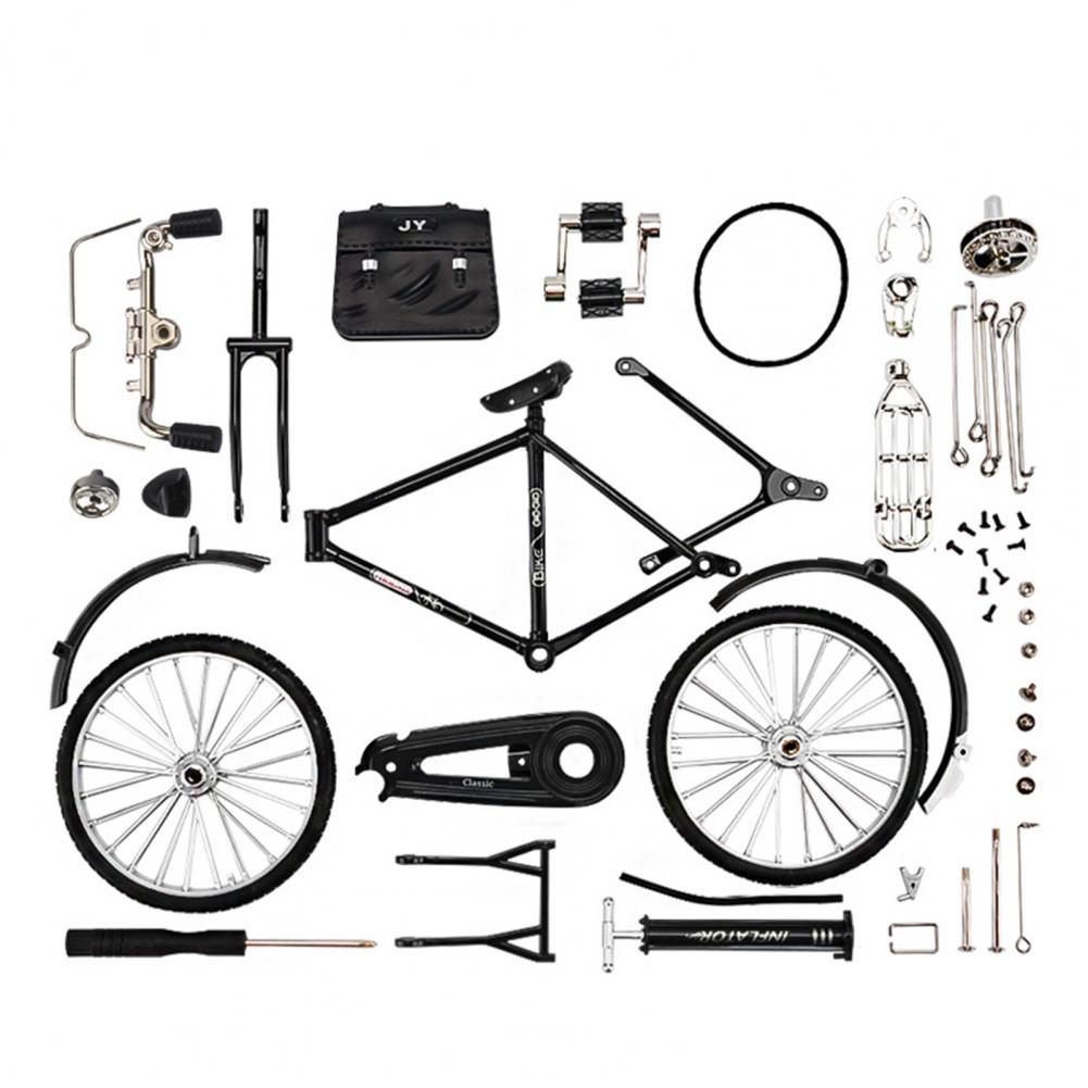 Handen assembleren een ClassiCycle fietsmodel. Technisch speelgoed en hobbykit voor modelbouw liefhebbers van alle leeftijden.