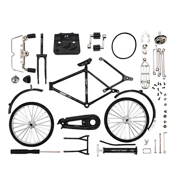 Handen assembleren een ClassiCycle fietsmodel. Technisch speelgoed en hobbykit voor modelbouw liefhebbers van alle leeftijden.