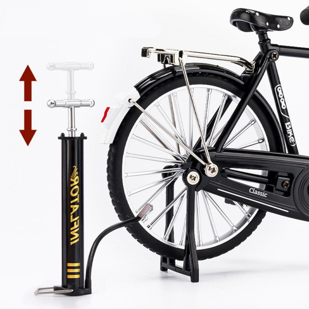 Close-up van de onderdelen voor het ClassiCycle fietsmodel. Een uitdagende en gedetailleerde knutselset voor modelbouw.