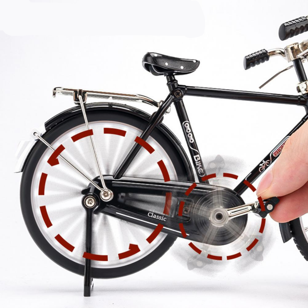 Sfeervolle presentatie van het afgewerkte ClassiCycle fietsmodel, prachtig speelgoedvoertuig en unieke blikvanger.