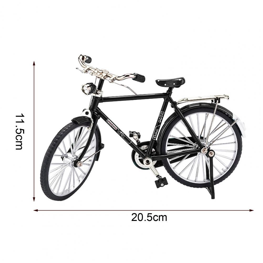 Het ClassiCycle fietsmodel na voltooiing. Trots resultaat van een doe-het-zelf constructiespeelgoed project.