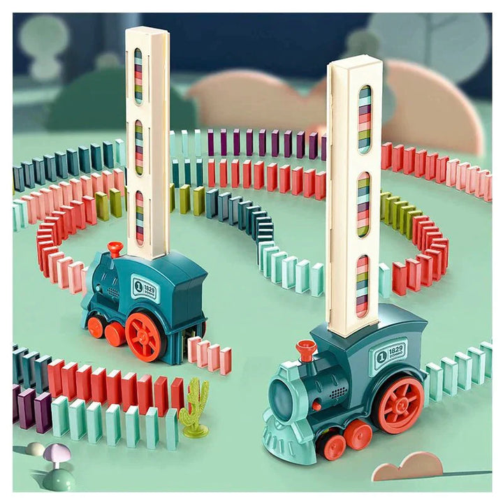 Dominotrein met kleurrijke houten dominostenen, automatisch spel voor creatief kinderplezier en educatie.