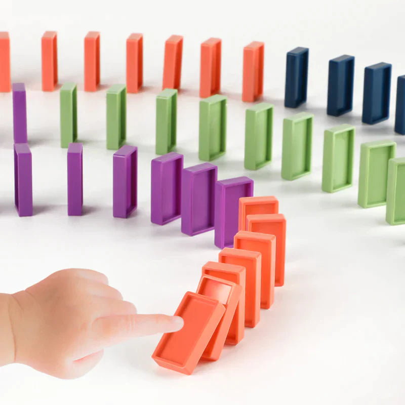 Kleurrijke houten bouwblokken voor een dominotrein, stimuleert creativiteit en educatief speelplezier bij kinderen.