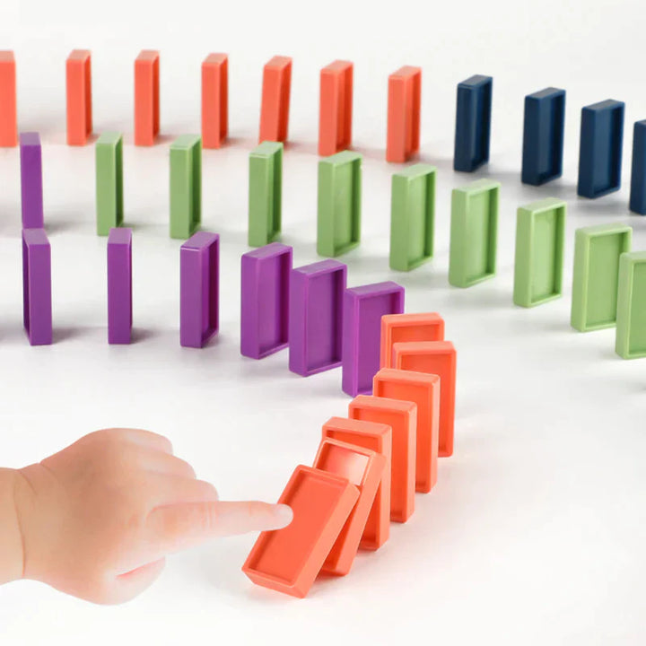 Kleurrijke houten bouwblokken voor een dominotrein, stimuleert creativiteit en educatief speelplezier bij kinderen.