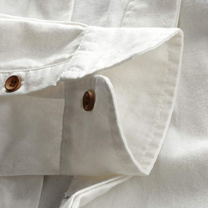 Wit heren overhemd met stijlvolle bandkraag, lange mouwen. Fris en comfortabel voor een casual en modieuze look.