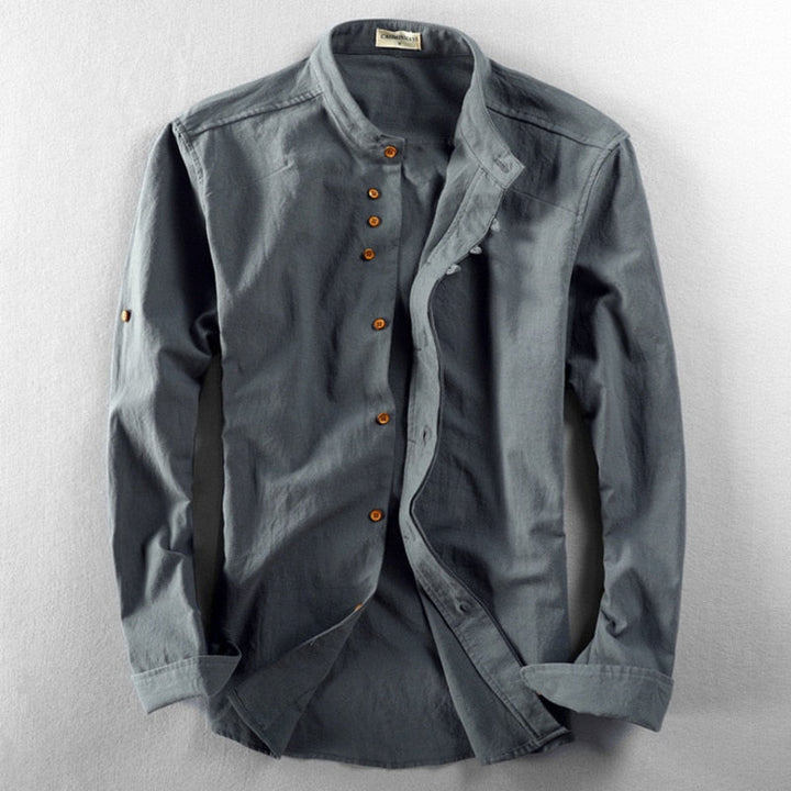 Trendy heren overhemd met bandkraag, lange mouwen. Combineert mode en casual comfort voor een moderne man.