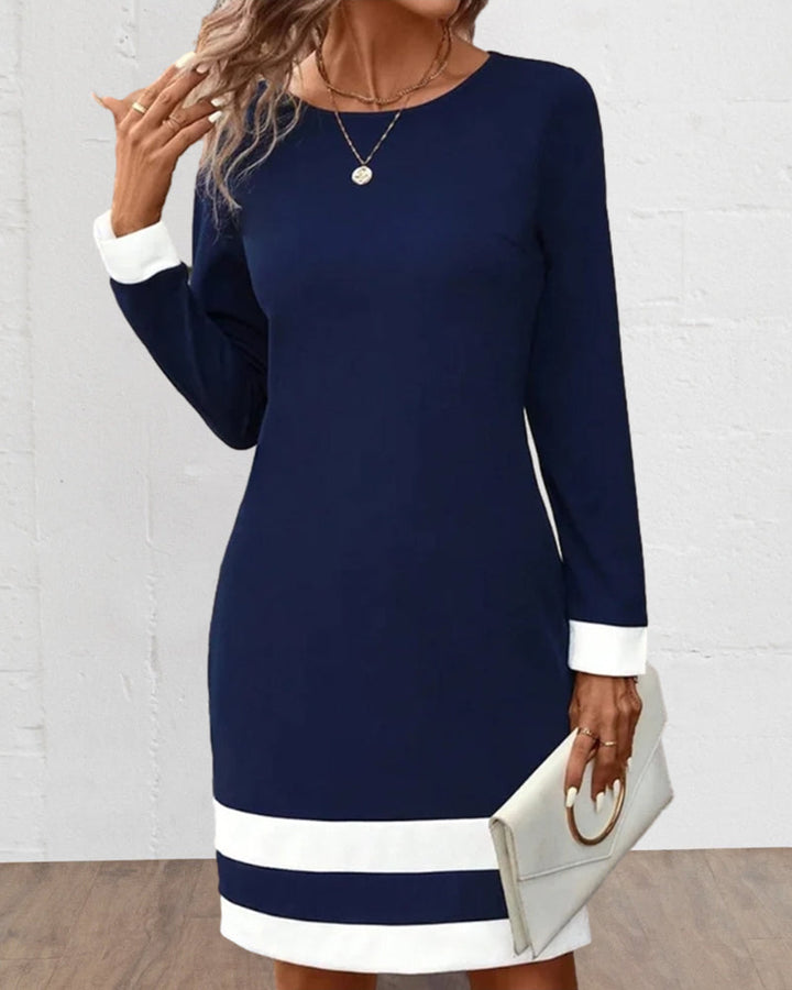 Trendy donkerblauwe damesjurk, elegant en comfortabel voor zowel formele als informele gelegenheden.