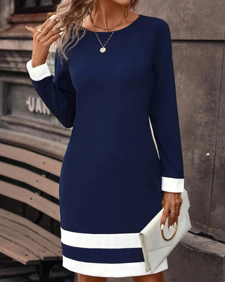 Stijlvolle donkerblauwe dames avondjurk, comfortabel en veelzijdig voor een elegante look.
