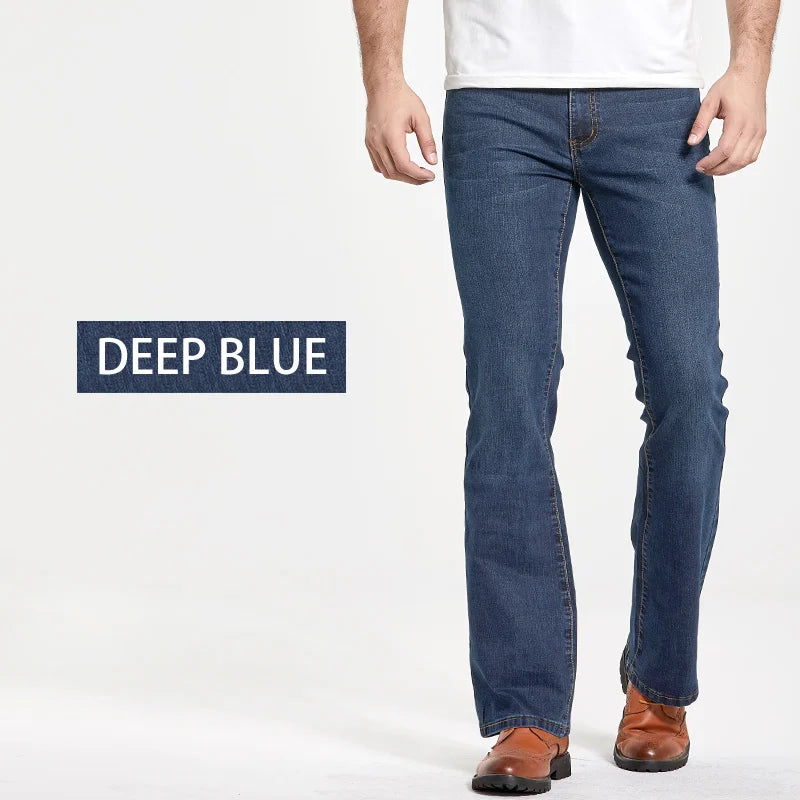 Model toont donkerblauwe Lucas slim fit bootcut herenjeans, perfect voor een stijlvolle dagelijkse look.