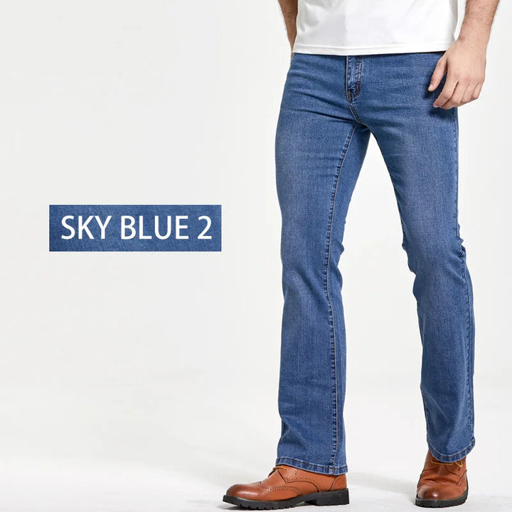 Zijkant van model in zwarte slim fit bootcut herenjeans Lucas, benadrukt de moderne pasvorm.