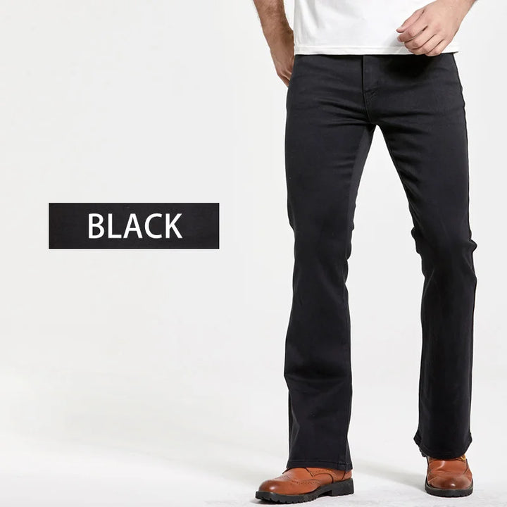 Comfortabele donkerblauwe Lucas slim fit bootcut herenjeans, ideaal voor een relaxte maar stijlvolle outfit.