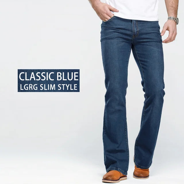 Model zit in donkerblauwe slim fit bootcut herenjeans Lucas, accentueert de comfortabele pasvorm.