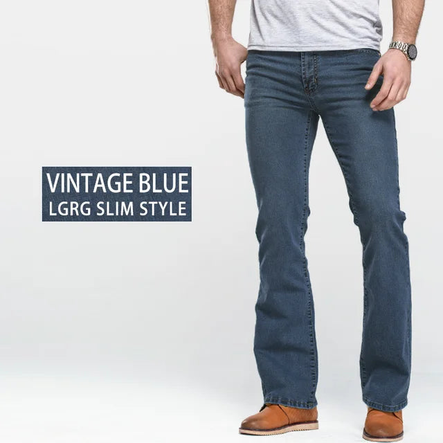 Donkerblauwe Lucas bootcut jeans gecombineerd met schoenen, toont de slim fit stijl voor heren.