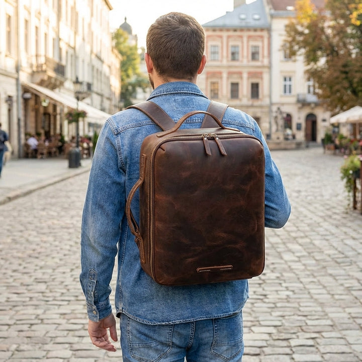 Donkerbruine unisex Lockfield rugzak van premium Crazy Horse leer, vintage stijl, met laptopvak en anti-diefstal.